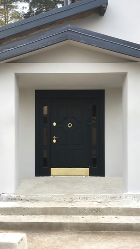 Парадная дверь с боковыми вставками и отбойником