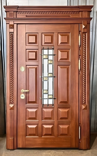 Парадная дверь с капителью