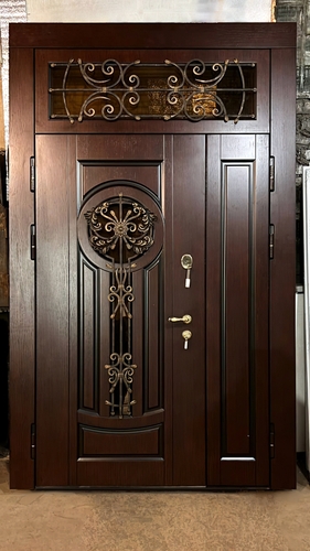 Парадная дверь с остекленной верхней вставкой