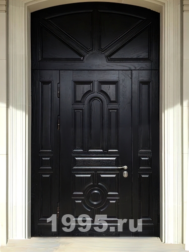 Парадная дверь в коттедж с массивом