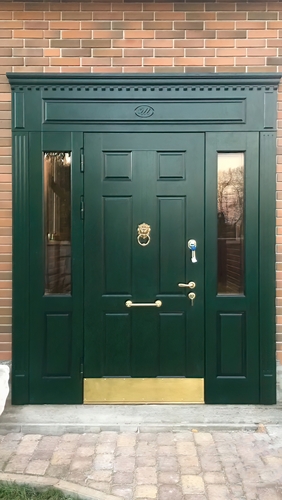 Парадная дверь зеленого цвета