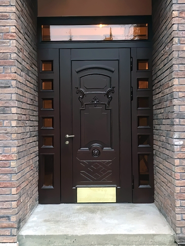 Парадная термодверь МДФ шпон с резным декором и остекленными вставками