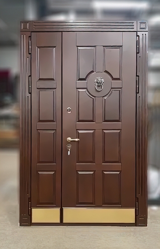 Полуторная дверь с отбойником и кнокером