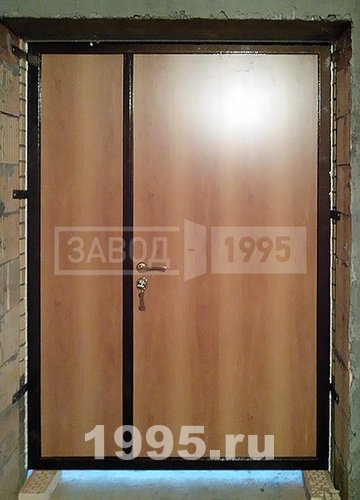 Полуторная дверь со светлым ламинатом Полуторная дверь со светлым ламинатом