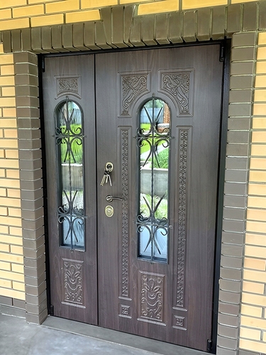 Полуторная дверь в частном доме