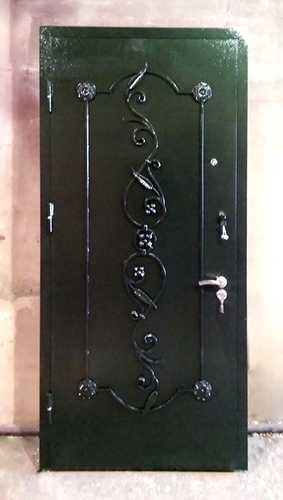 Порошковая дверь с коваными элементами