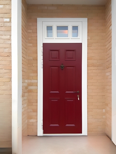 С белым наличником и красным полотном