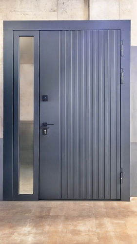 Серая дверь с боковой вставкой