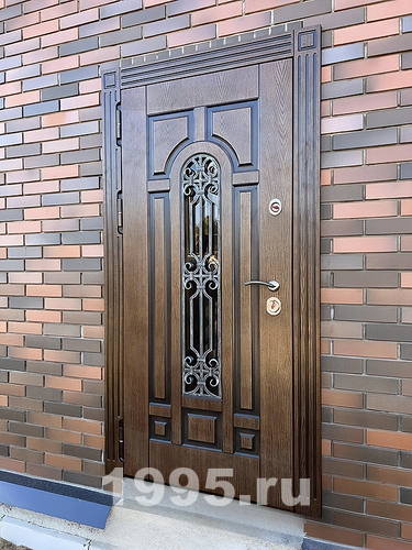 Шпонированная дверь с ковкой