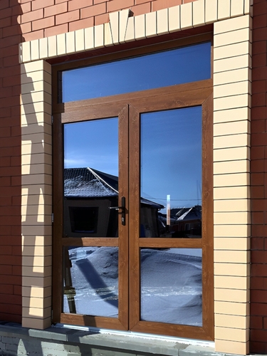 Уличная дверь со стеклопакетами