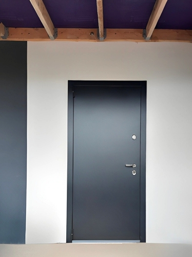 Установленная однопольная дверь