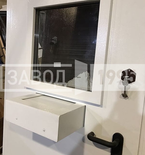 Остекленная дверь с кассой