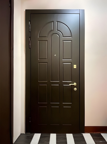 Дверь с отделкой фрезерованными МДФ панелями