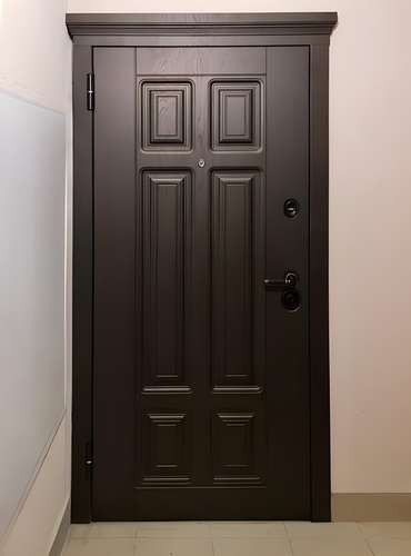 Дверь с отделкой МДФ для квартиры с карнизом