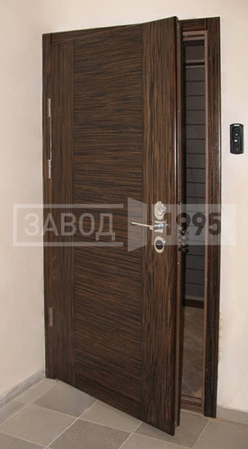 Входная дверь с отделкой из ламината