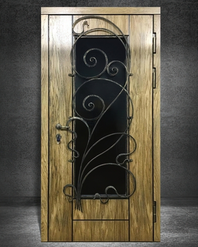 Входная дверь с узорной ковкой