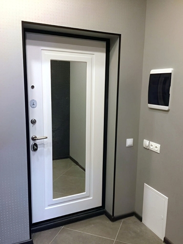 Входная дверь с зеркалом