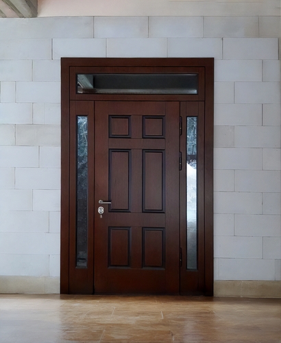 Входная остекленная дверь