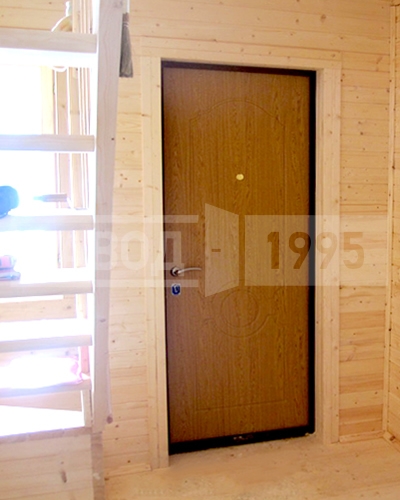 Дверь с ламинатом в дом