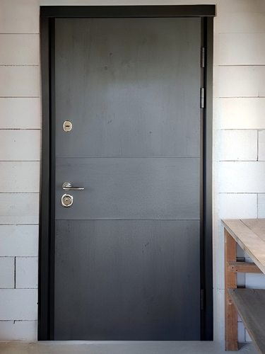 Внешняя сторона стальной двери