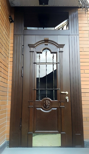 Высокая парадная дверь