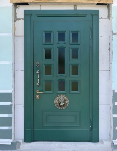 Зеленая дверь с чеканкой «лев»
