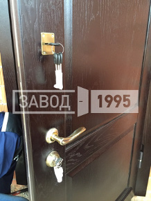 Замок и ручка на двери Замок и ручка на двери